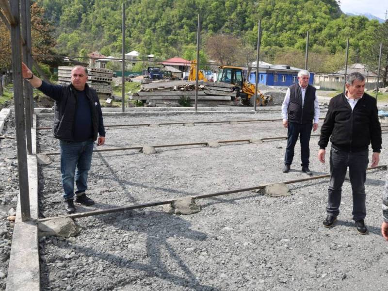 ცაგერის მუნიციპალიტეტის მერის მოადგილეები რევაზ ახვლედიანი და მამუკა ლეთოდიანი, ქალაქ...
